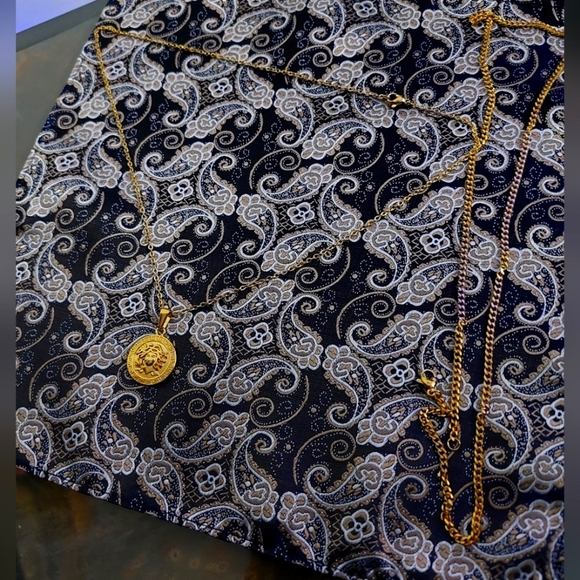 18K Gold Plated Medusa Pendant Necklace Coin Shape and Chain - Picture 3 of 10